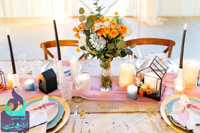 تعدادی شمع و گلدان روی میز
